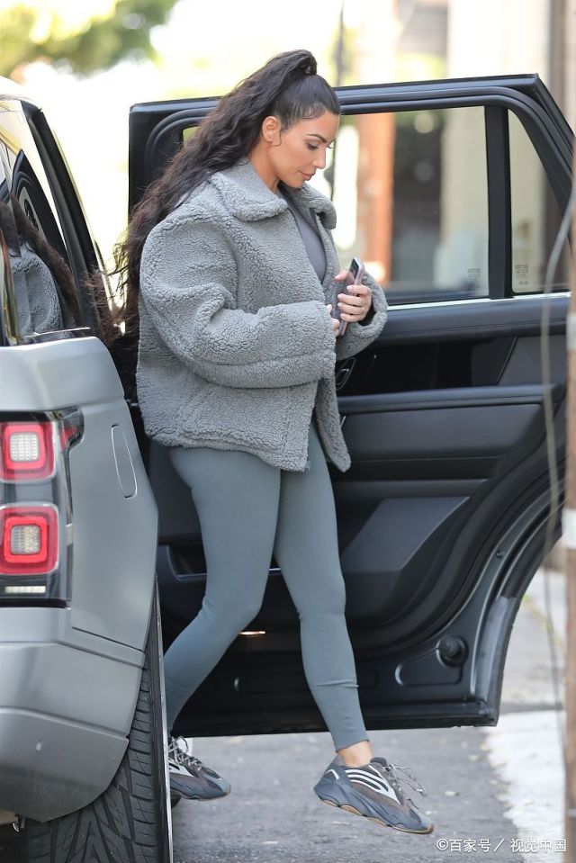 金·卡戴珊穿一身灰踩椰子700毫无违和感,这是给老公侃爷打气?